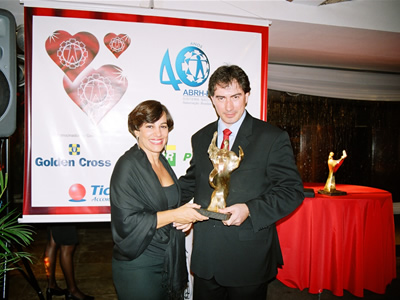 Washington Sorio recebendo o Prêmio Ser Humano de Melhor Profissional de RH pela ABRH-RJ em 2005
